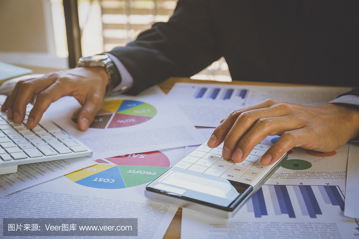 商人或會計工作計算器計算業(yè)務(wù)數(shù)據(jù)的概念。會計、投資顧問咨詢財務(wù)報告的情況,并在辦公室策劃營銷計劃。