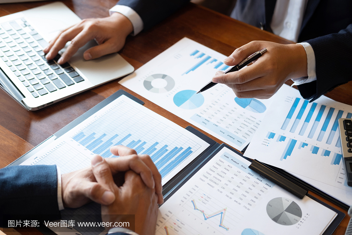 專業(yè)的商業(yè)合作伙伴團隊從會議討論到演講策劃投資項目工作分析和商業(yè)策略與合作伙伴公司進行對話